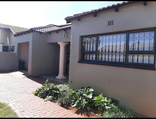 3 BEDROOM HOUSE FOR SALE IN THOKOZA EXT 2